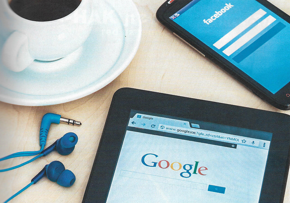 kava, slušalice, tablet i mobitel na stolu