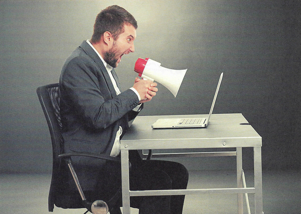 čovjek viče u megafon