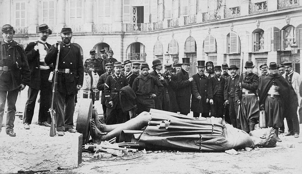 gardisti stoje pokraj srušenog kipa Napoleona