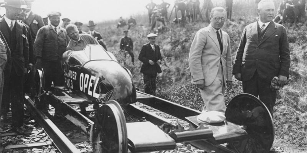 Fritz von Opel stoji pored RAK-2