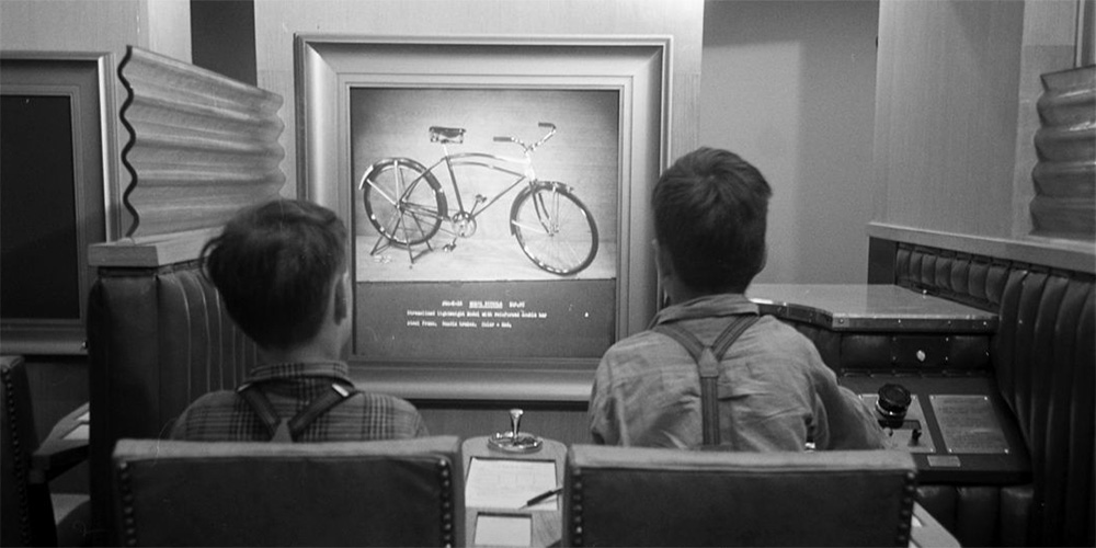 dva dječaka naručuju proizvode preko ekrana